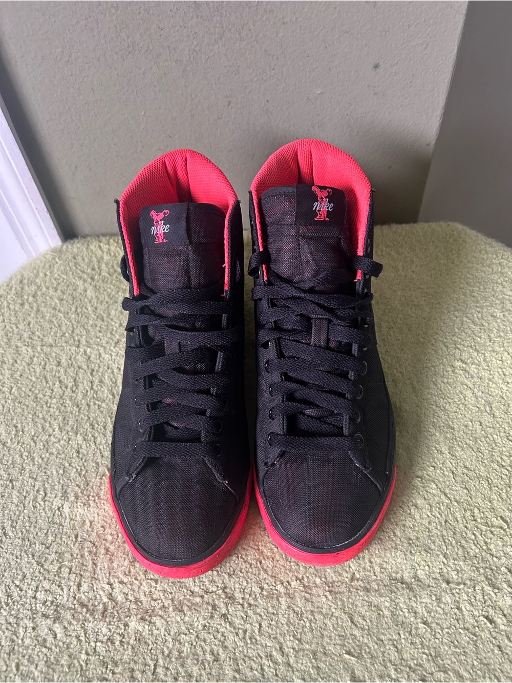 Nike Black & Coral High-Top Sneakers Sz 8